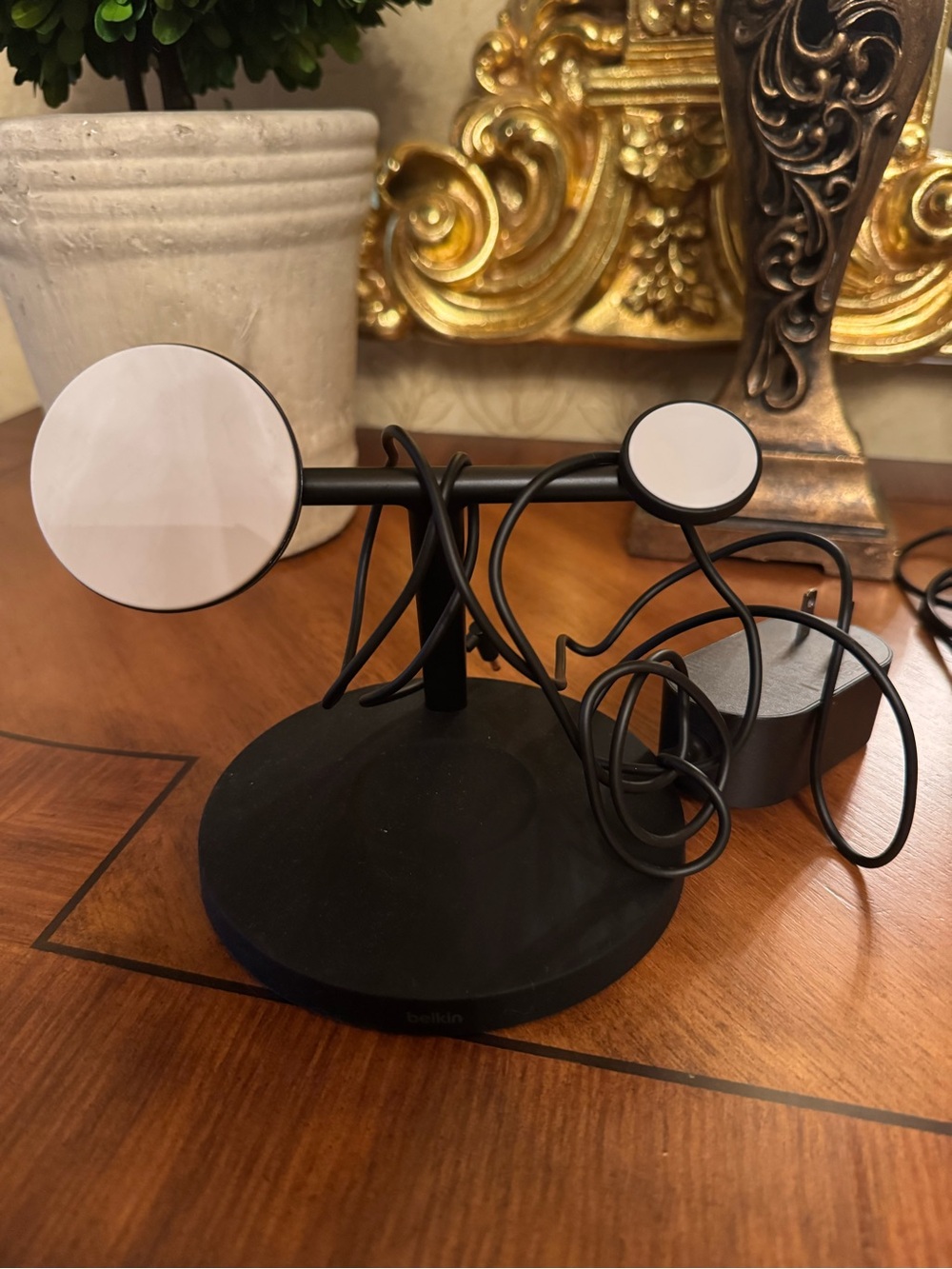belkin Magnetic Dual Charger Stand in Black and White